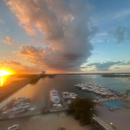 Panoramic Luxurious Waterfront One Bedroom Apartment With Miami Skyline View Free Parking 5Min Drive To Miami Beach Exterior photo