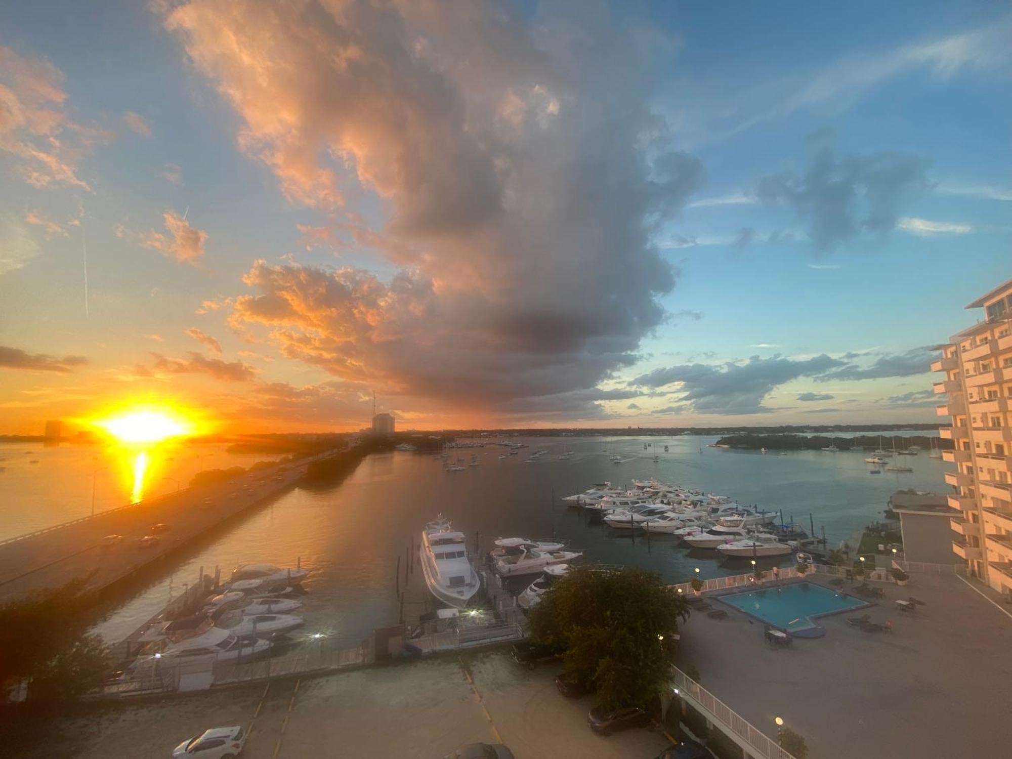 Panoramic Luxurious Waterfront One Bedroom Apartment With Miami Skyline View Free Parking 5Min Drive To Miami Beach Exterior photo