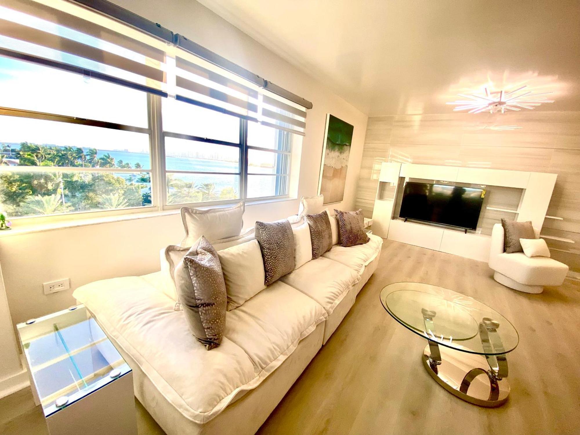 Panoramic Luxurious Waterfront One Bedroom Apartment With Miami Skyline View Free Parking 5Min Drive To Miami Beach Exterior photo